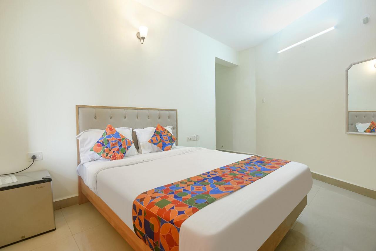 Fabexpress De Classio With Pool - Nr Candolim Beach 호텔 외부 사진